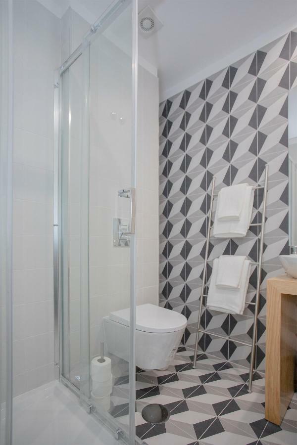 Liiiving In - Charming Downtown Delight Apartment *