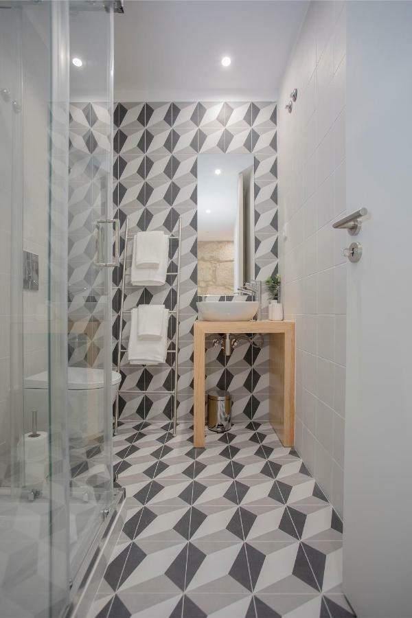 Liiiving In - Charming Downtown Delight Apartment *