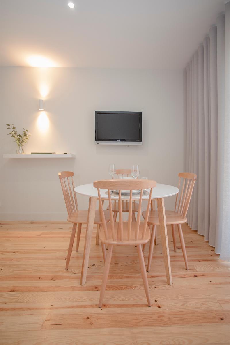 Liiiving In - Charming Downtown Delight Apartment